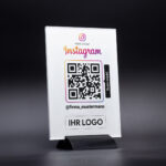 Instagram Acrylglas Tischaufsteller DIN A5 in weiß mit QR-Code und Logo
