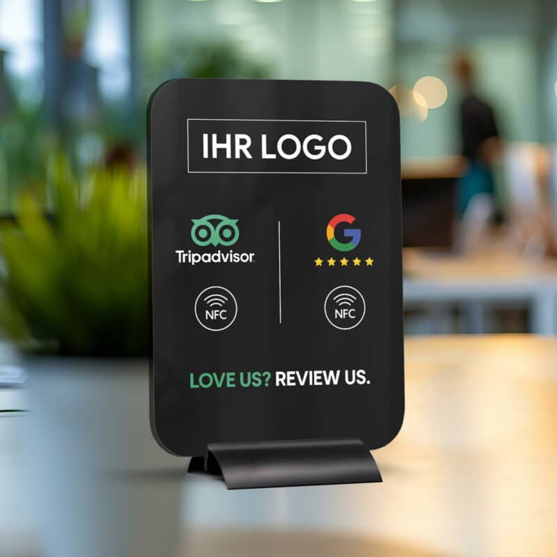 Kombi Tripadvisor und Google Bewertungen Tischaufsteller aus Acrylglas mit NFC-Technologie. Personaliserbar mit Ihrem Logo bedruckt.